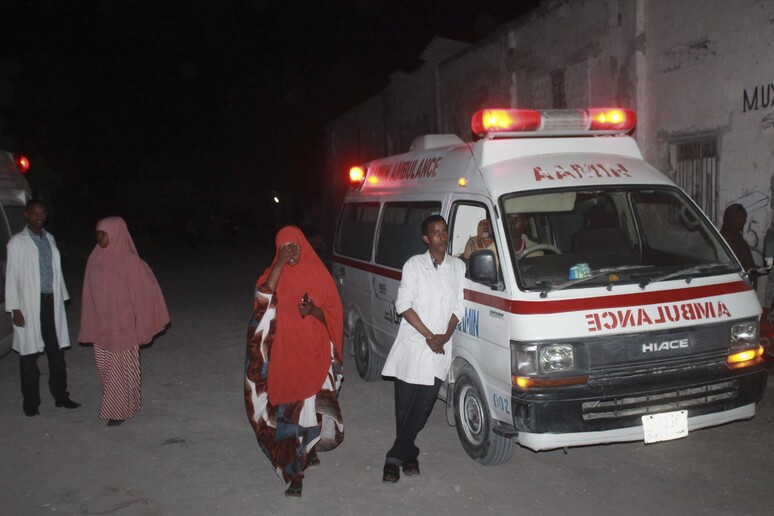 Attacco a ristoranti su lungomare Mogadiscio © ANSA/EPA