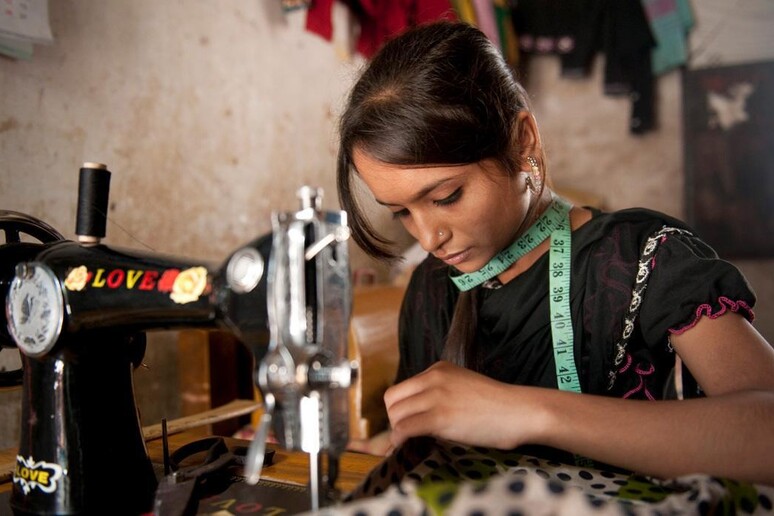 Una ragazzina al lavoro in Bangladesh in una foto diffusa dall 'Unicef - RIPRODUZIONE RISERVATA