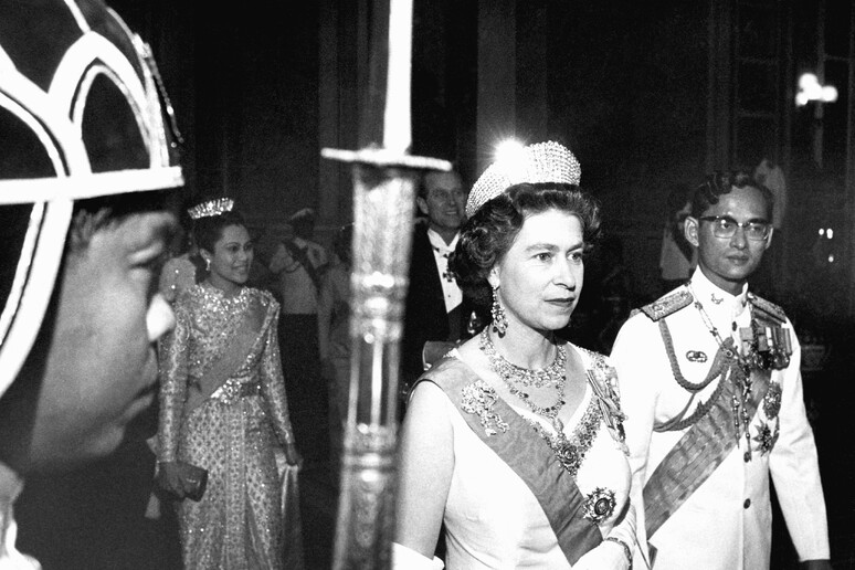 Re Bhumibol con la regine Elisabetta in visita a Bangkok, 1972 © ANSA/AP