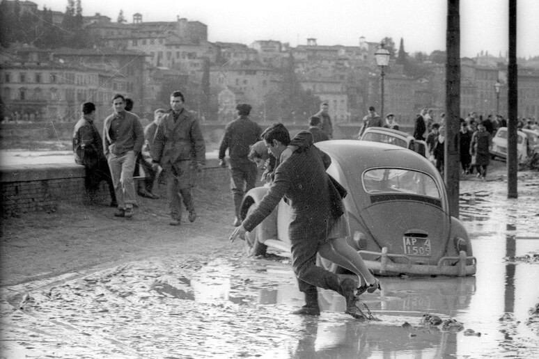 50 anni fa l 'alluvione di Firenze - RIPRODUZIONE RISERVATA