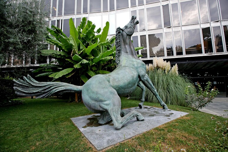 La statua del cavallo morente all 'ingresso della sede Rai di viale Mazzini - RIPRODUZIONE RISERVATA