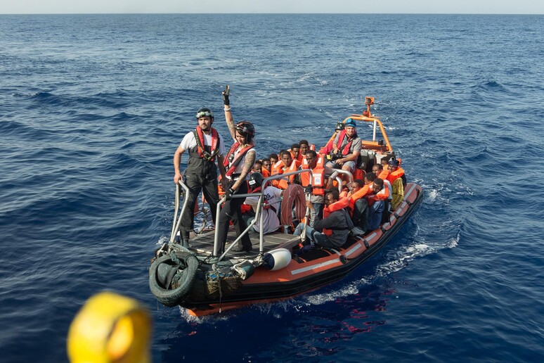 Un momento delle operazioni di soccorso con 720 migranti al largo della Libia, a Nord Ovest di Tripoli, dalla Aquarius, nave di Sos Mediterranee che opera in partenariato con Msf, Palermo, 3 Ottobre 2016 - RIPRODUZIONE RISERVATA