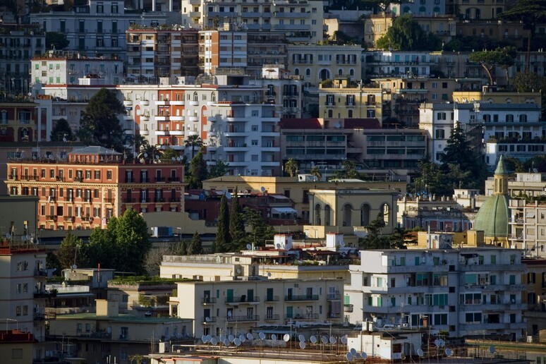 Panorama di case a Napoli - RIPRODUZIONE RISERVATA