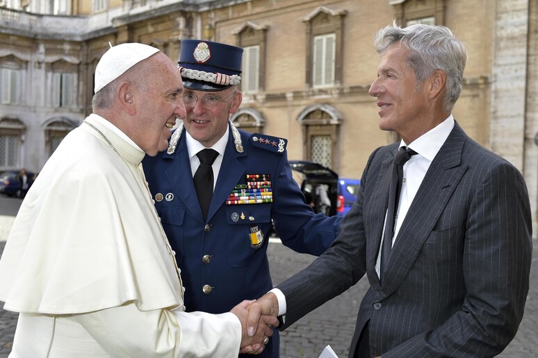 Papa Francesco e Claudio Baglioni (Foto Osservatore Romano) - RIPRODUZIONE RISERVATA