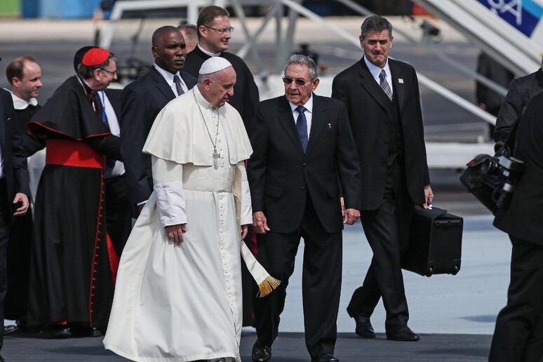 Papa Francesco e  Raul Castro - RIPRODUZIONE RISERVATA