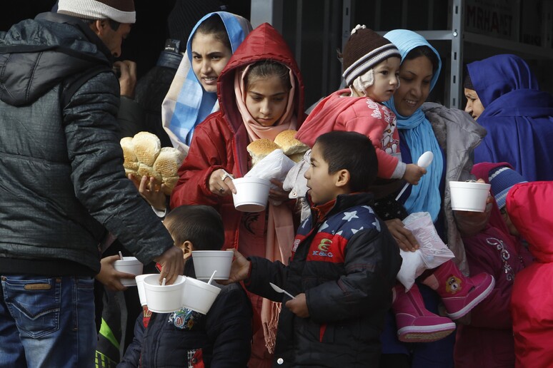 Bambini in un centro di transito in Macedonia © ANSA/AP
