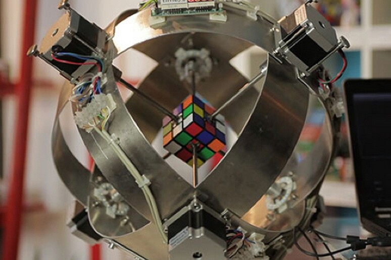 Il robot più veloce del mondo a risolvere il cubo di Rubik (fonte: Guinnes World Records) - RIPRODUZIONE RISERVATA