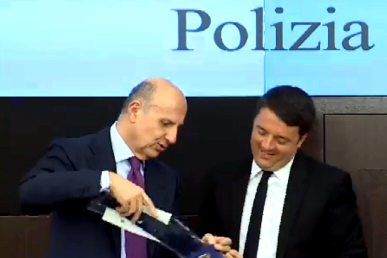 Il fermo immagine tratto dal sito di Palazzo Chigi mostra il premier Matteo Renzi (d) e il Capo della Polizia Alessandro Pansa durante un seminario su sicurezza e terrorismo nella sede della Presidenza del Consiglio, 15 marzo 2016 - RIPRODUZIONE RISERVATA