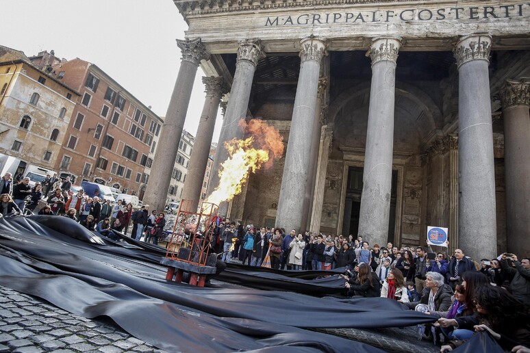 Il flash mob di Greenpeace contro le trivelle al Pantheon a Roma - RIPRODUZIONE RISERVATA