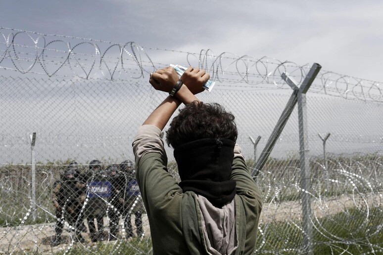 Migranti nel campo di Idomeni in Grecia © ANSA/EPA
