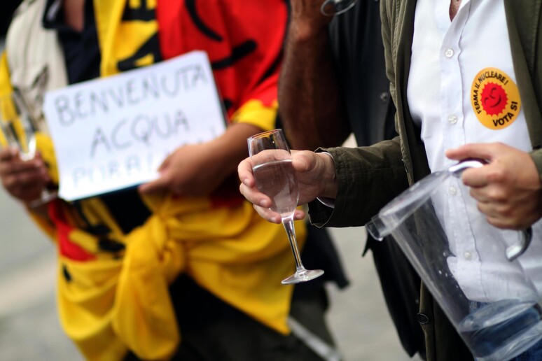Militanti durante una manifestazione a favore del referendum del 2011 sull 'acqua - RIPRODUZIONE RISERVATA