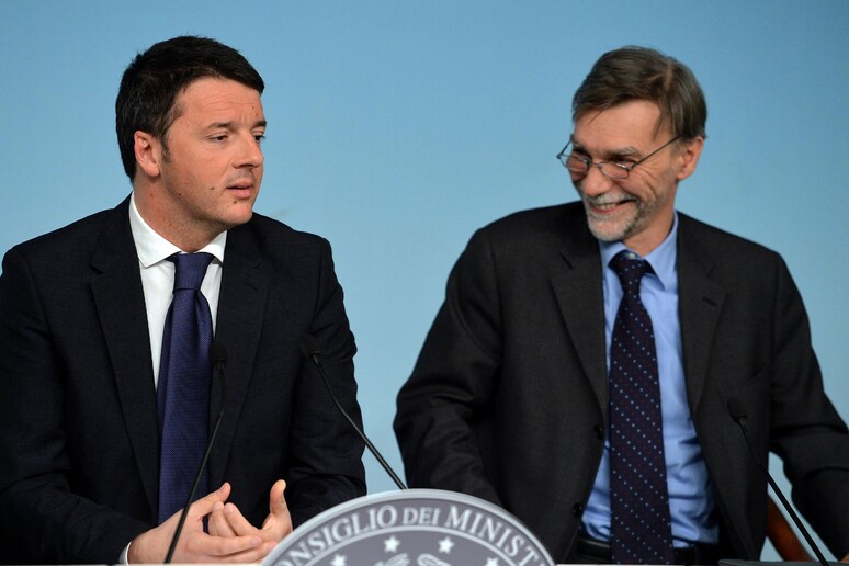 Il presidente del Consiglio Matteo Renzi con il sottosegretario alla presidenza del  Consiglio Graziano Delrio - RIPRODUZIONE RISERVATA