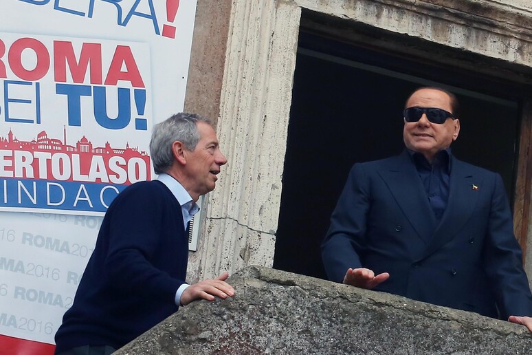 Silvio Berlusconi e Guido Bertolaso in una foto del mese scorso - RIPRODUZIONE RISERVATA