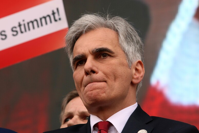 Werner Faymann si è dimesso da cancelliere dell 'Austria © ANSA/AP