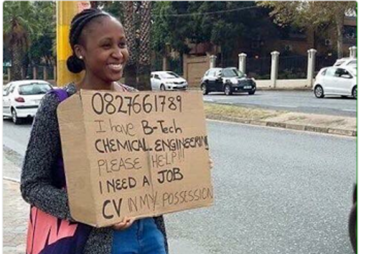 La giovane sudafricana che ha cercato lavoro al semaforo - RIPRODUZIONE RISERVATA