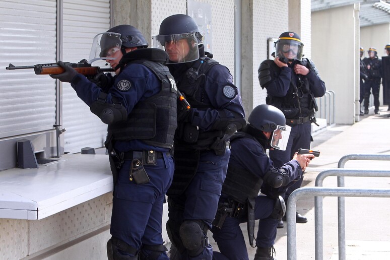 Francia: blitz a Parigi per fermare sospetto jihadista © ANSA/AP