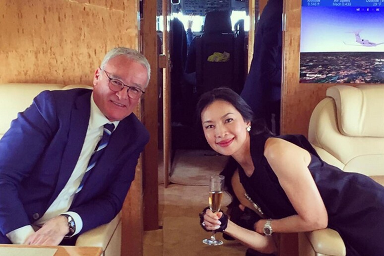 'L 'allenatore del Leicester Claudio Ranieri con il direttore esecutivo del club inglese, Supornthip Choungrangsee, sul jet privato che lo ha riportato in Inghilterra dopo la visita fatta alla madre a Roma - RIPRODUZIONE RISERVATA