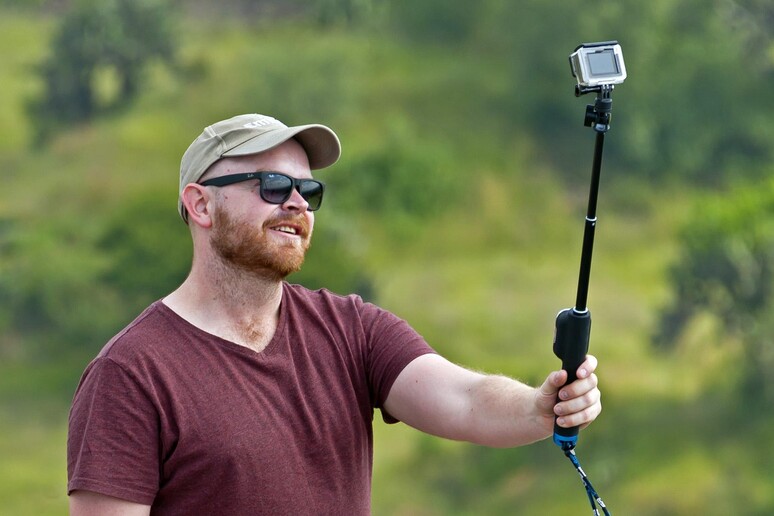 turista fa un selfie - RIPRODUZIONE RISERVATA