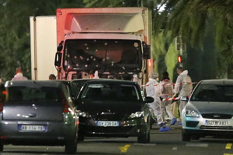 Il camion che ha seminato il terrore a Nizza © ANSA/AP