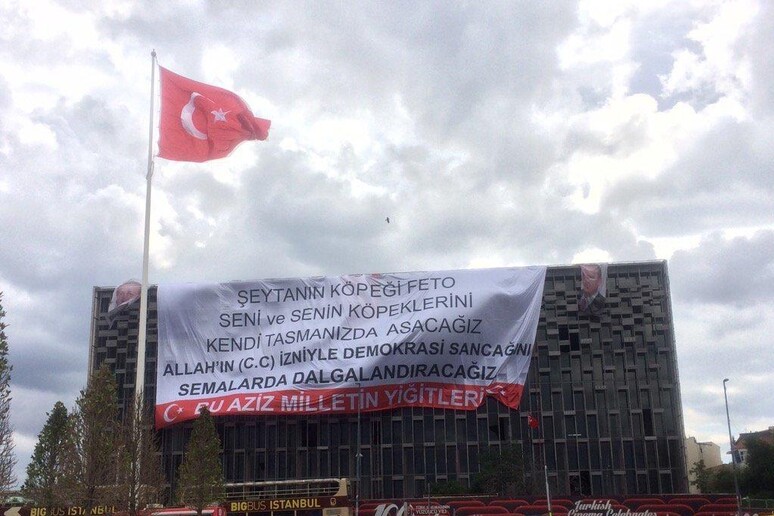 Striscione a Taksim, vi impiccheremo tutti - RIPRODUZIONE RISERVATA