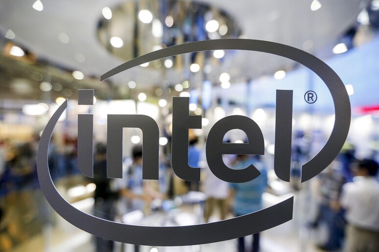 Intel va avanti, primo processore ibrido con Amd - RIPRODUZIONE RISERVATA