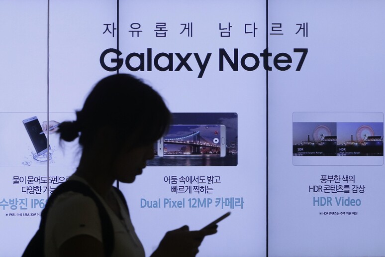 Samsung Galaxy Note 7, richiamo costerà 1 miliardo di dollari © ANSA/AP