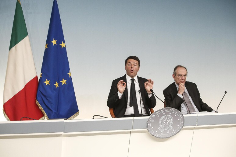 Il presidente del Consiglio Matteo Renzi (s) e il ministro dell 'Economia Pier Carlo Padoan - RIPRODUZIONE RISERVATA