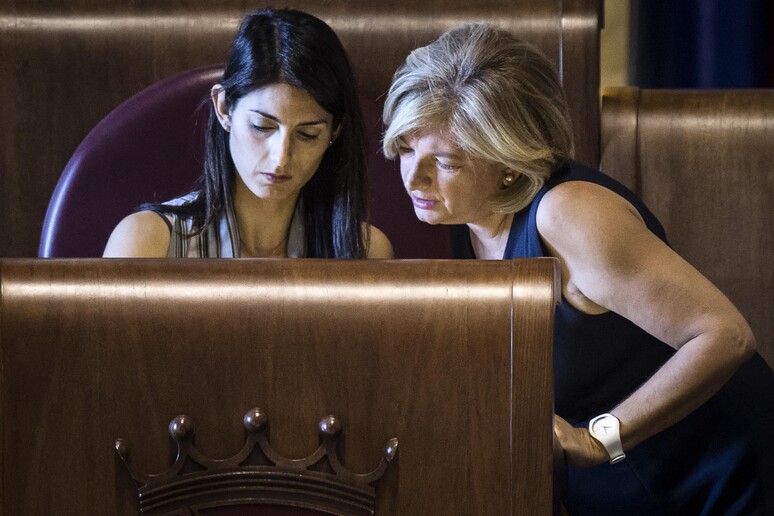 Il sindaco di Roma Virginia Raggi (S) con l 'assessore Paola Muraro in aula Giulio Cesare in Campidoglio - RIPRODUZIONE RISERVATA