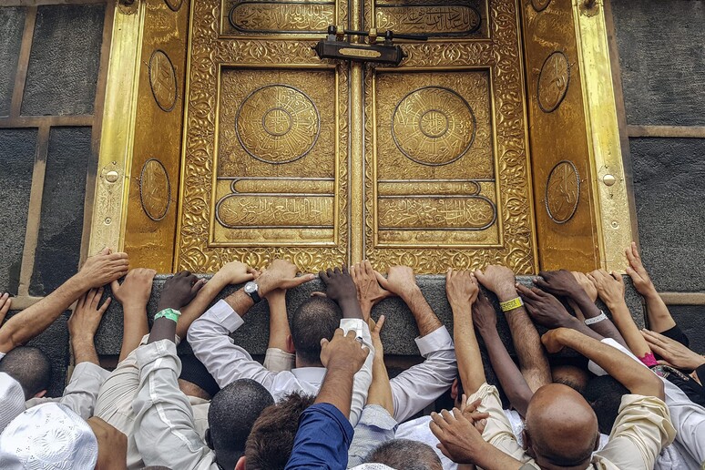 La porta d 'oro alla Mecca © ANSA/EPA