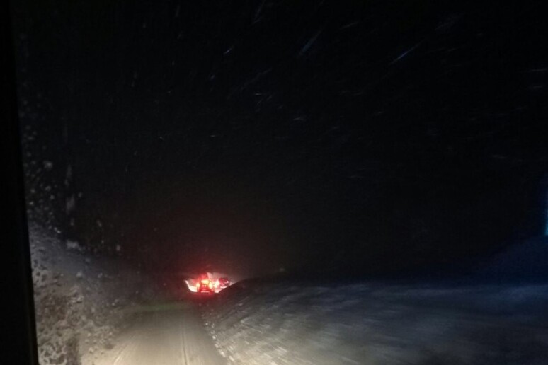 Una foto inviata dalla colonna di soccorritori in viaggio verso l 'hotel Rigopiano - RIPRODUZIONE RISERVATA