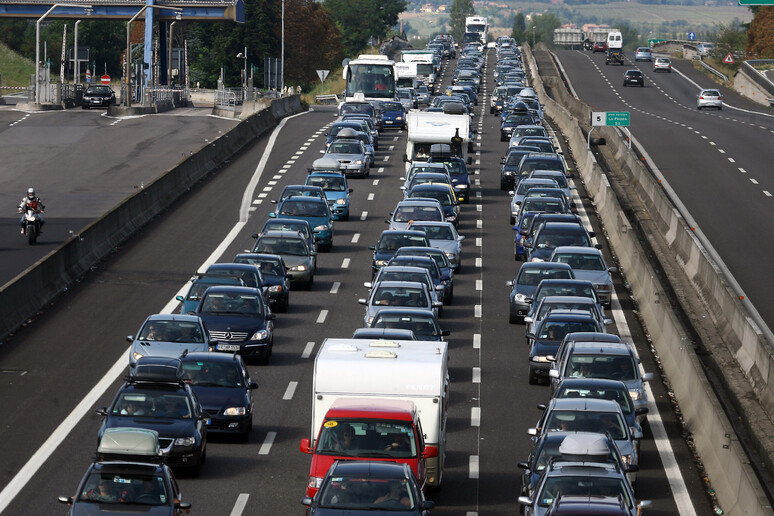 Traffico in autostrada (foto d 'archivio) - RIPRODUZIONE RISERVATA