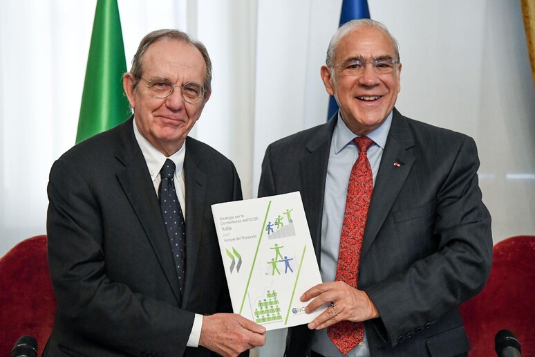 Il ministro  dell 'Economia, Pier Carlo Padoan (S) e il segretario dell 'Ocse, Angel Gurria - RIPRODUZIONE RISERVATA