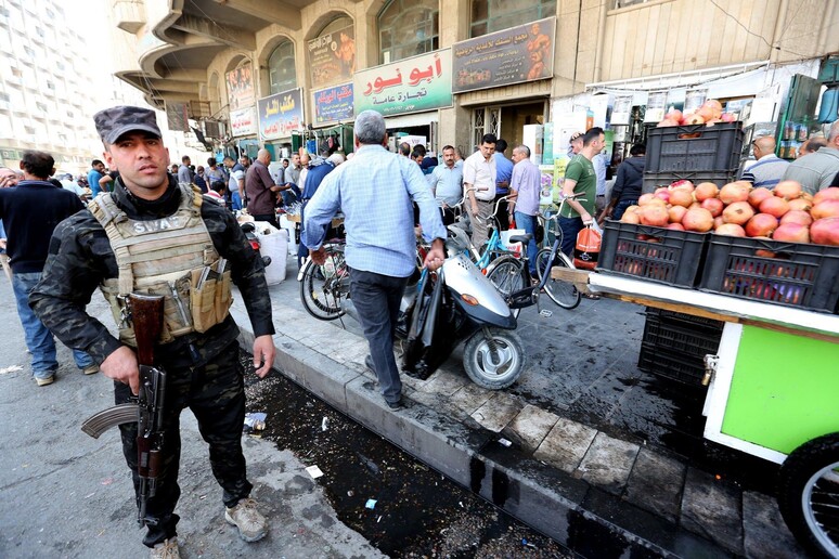 Forze dell 'ordine nel centro di Baghdad in una foto d 'archivio © ANSA/EPA