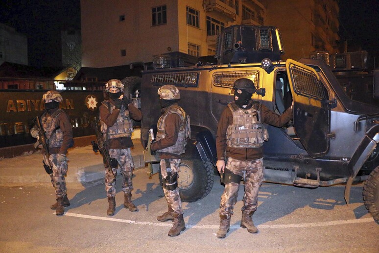 Un momento delle operazioni anti-terrorismo in Turchia © ANSA/AP