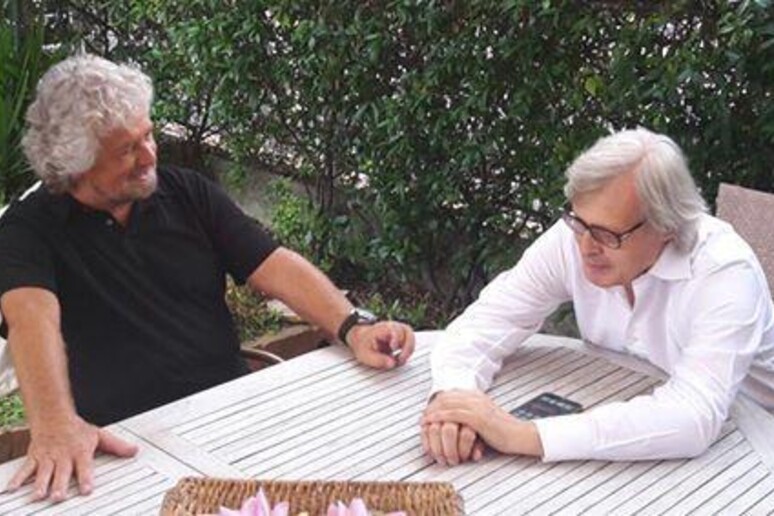 Una foto postata il primo agosto da Vittorio Sgarbi sul suo profilo Facebook con Grillo a Finale Ligure - RIPRODUZIONE RISERVATA