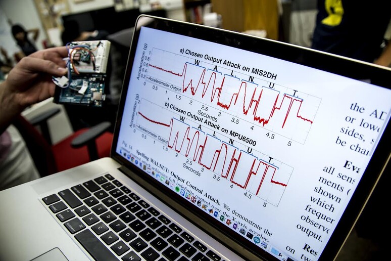 Gli smartphone possono essere hackerati con le onde sonore (fonte: Joseph Xu, Michigan Engineering) - RIPRODUZIONE RISERVATA