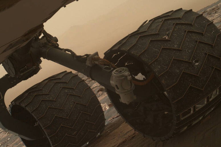 Si è bucata una delle ruote di alluminio del rover Curiosity (fonte: NASA/JPL-Caltech/MSSS) - RIPRODUZIONE RISERVATA