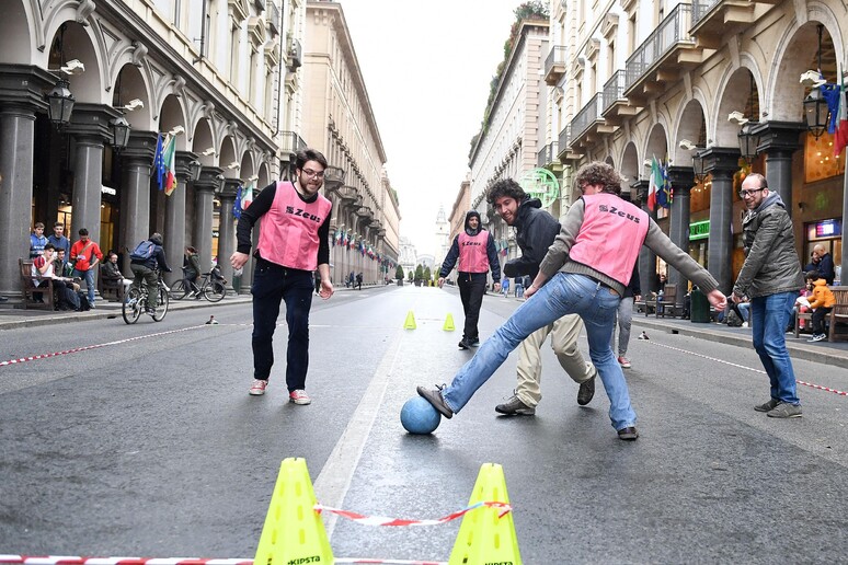 Partita di calcetto in strada - RIPRODUZIONE RISERVATA