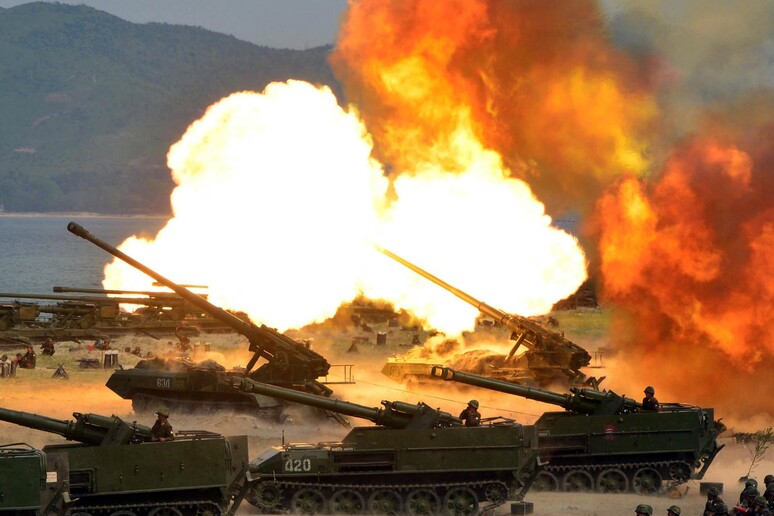 Dimostrazioni di mezzi pesanti della Corea del Nord © ANSA/AP