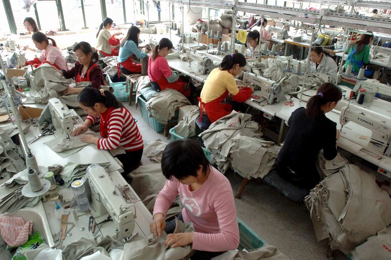 Lavoratrici tessili (Foto Ansa) - RIPRODUZIONE RISERVATA