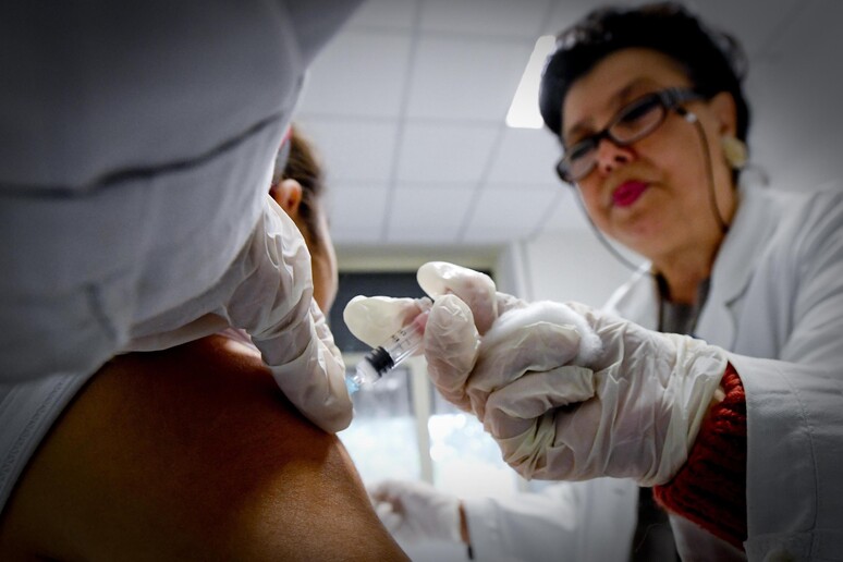 Vaccini: medico di base - RIPRODUZIONE RISERVATA