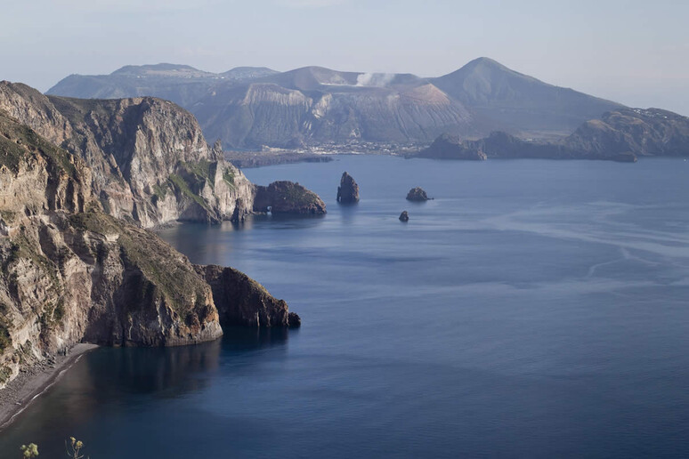 Un panorama delle isole Eolie inserite nell 'itinerario Le Strade del Cinema - RIPRODUZIONE RISERVATA