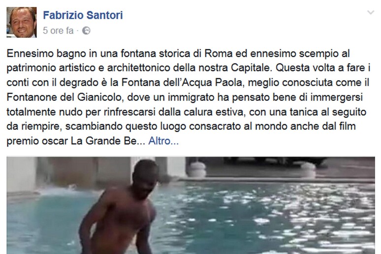 L 'immagine postata da un consigliere regionale del Lazio, Fabrizio Santori, dove si vede un uomo nudo che fa il bagno nel Fontanone al Gianicolo a Roma - RIPRODUZIONE RISERVATA