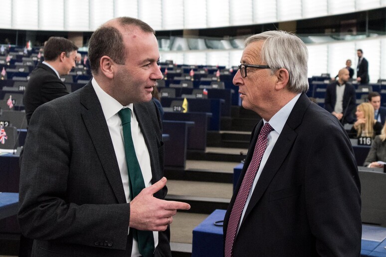 Manfred Weber e Jean-Claude Juncker - RIPRODUZIONE RISERVATA