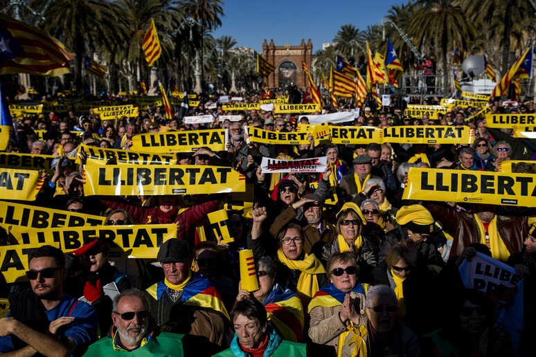 Una manifestazione degli indipendentisti catalani © ANSA/AP