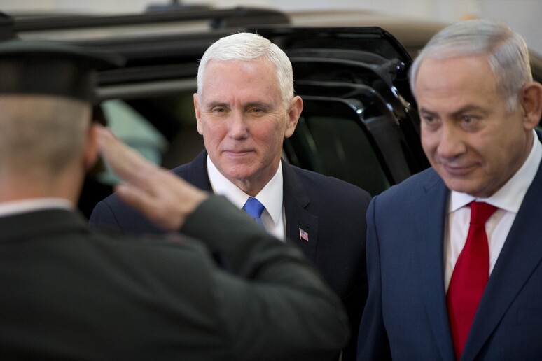 Il vicepresidente degli Stati Uniti Mike Pence durante il suo incontro col premier israeliano Benyamin Netanyahu © ANSA/AP