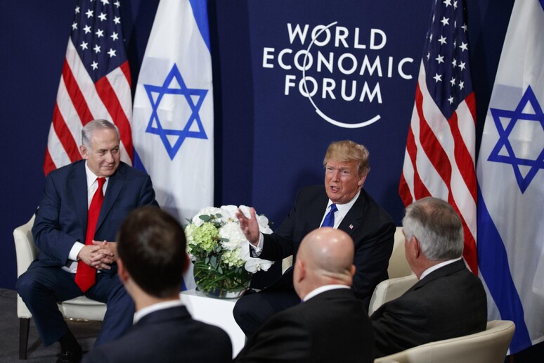 Donald Trump incontra Benjamin Netanyahu a Davos © ANSA/AP