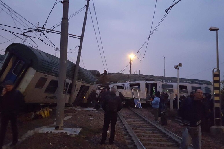 Il treno delle ferrovie Trenord deragliato - RIPRODUZIONE RISERVATA