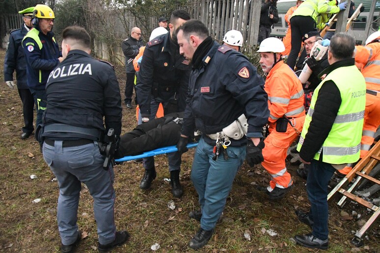 I soccorsi dopo il deragliamento del treno - RIPRODUZIONE RISERVATA