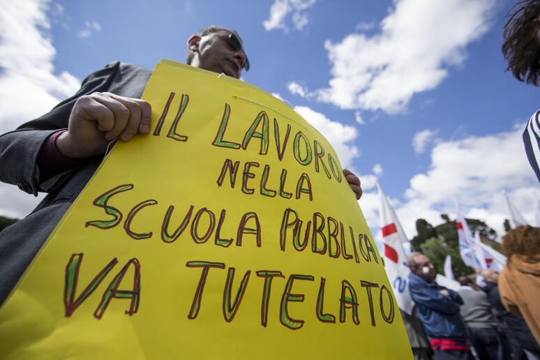 Una manifestazione dei lavoratori della scuola in una foto d 'archivio - RIPRODUZIONE RISERVATA